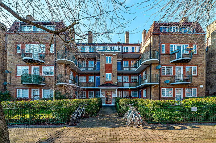 3 Bedroom Maisonette For Sale In Acorn Walk, London, SE16