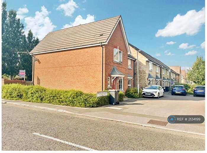 3 Bedroom Semi-Detached House To Rent In Headlands Grove, Swindon, SN2