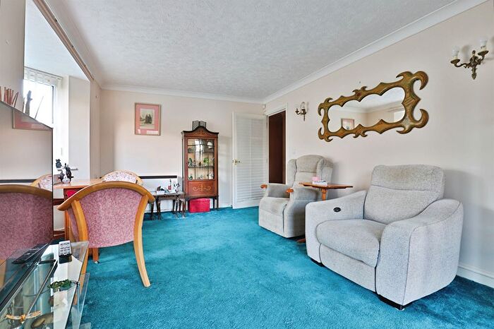 2 Bedroom Flat For Sale In Seafield Road, Bournemouth, BH6