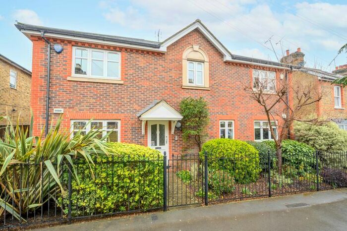 2 Bedroom Flat To Rent In Heath Road, Weybridge, KT13