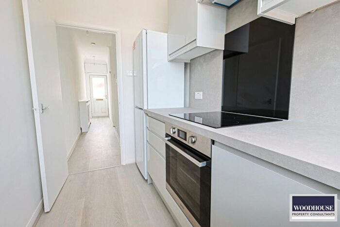 1 Bedroom Flat To Rent In Turners Hill, Cheshunt, EN8