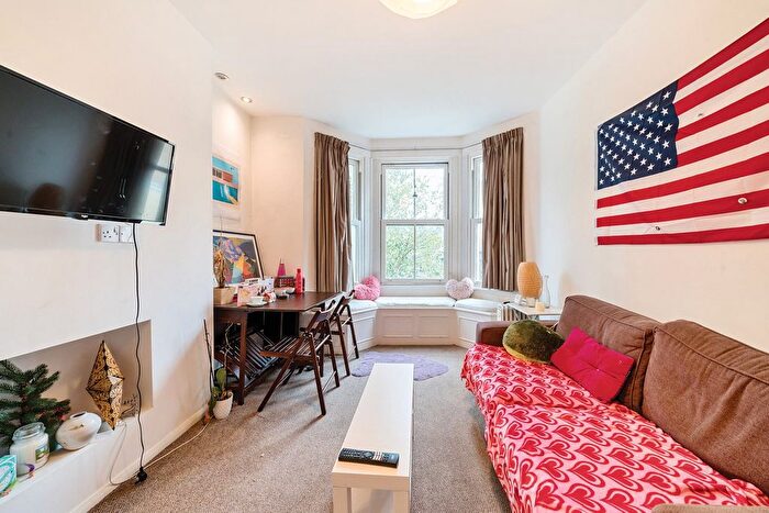 2 Bedroom Flat To Rent In Heyford Avenue, Vauxhall, SW8