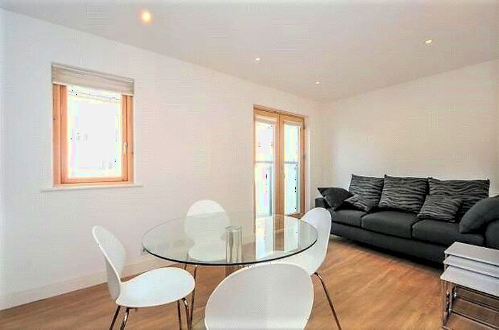 2 Bedroom Apartment To Rent In Green Lanes, Palmers Green, London, N13