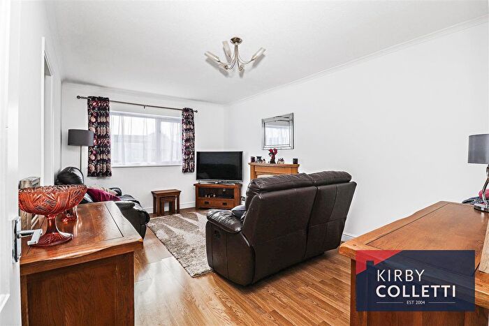 2 Bedroom Flat For Sale In Hertford Road, Hoddesdon, EN11