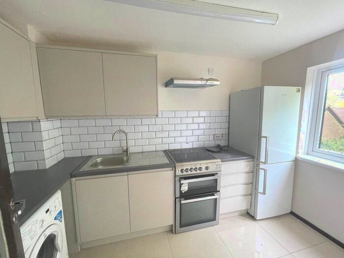 2 Bedroom Flat To Rent In Braybourne Drive, Isleworth, TW7