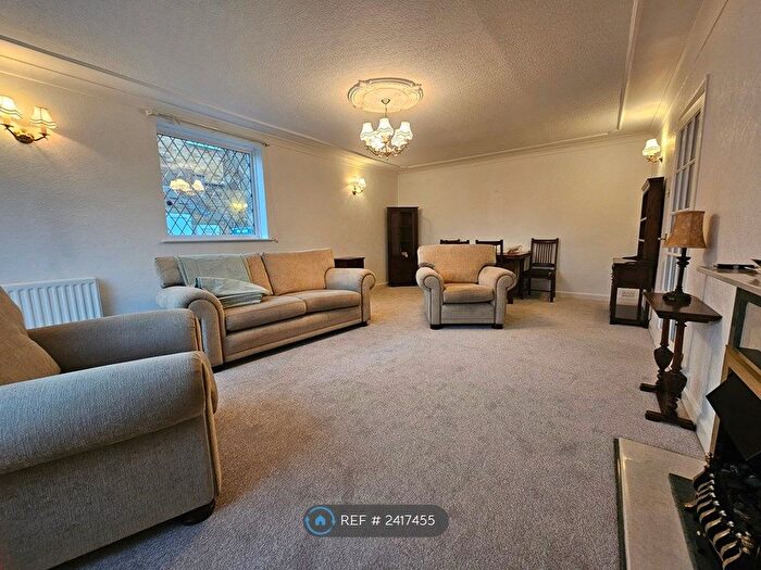 2 Bedroom Flat To Rent In Knowl Road, Mirfield, WF14