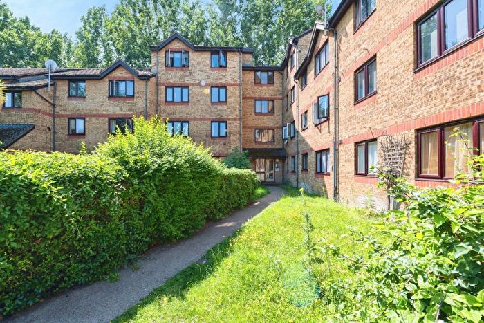 1 Bedroom Flat For Sale In Porter Close, Grays, RM20