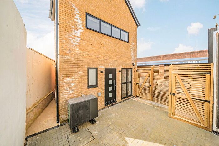 2 Bedroom Detached House To Rent In Brighton Road, Surbiton, KT6