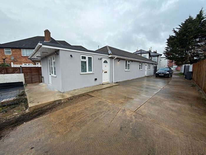 6 Bedroom Bungalow For Sale In Sutton Lane, Hounslow, TW3