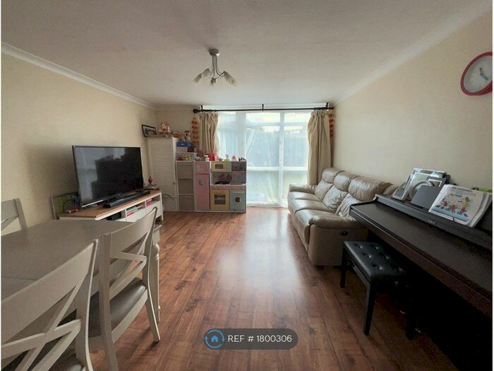 2 Bedroom Maisonette To Rent In Carlton House, Rickmansworth, WD3