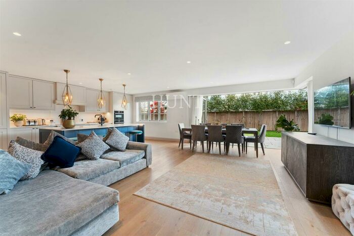 5 Bedroom Detached House To Rent In Beechview Drive, High Beech, EN9