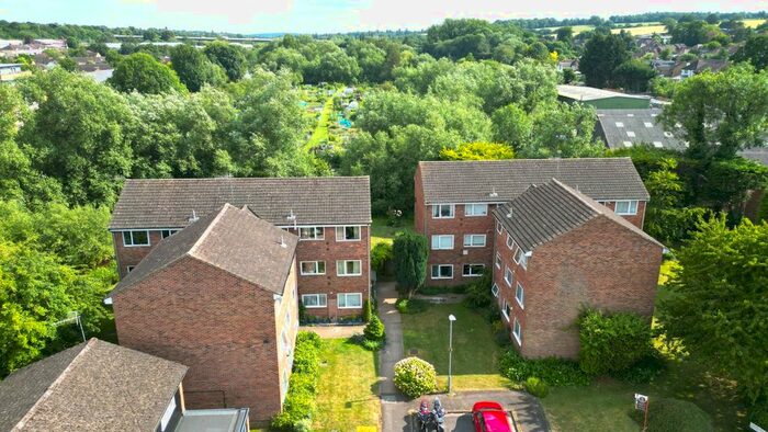 2 Bedroom Flat To Rent In Riverside Close, Kings Langley, Hertfordshire, WD4