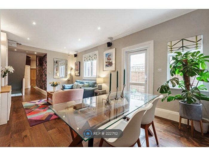 3 Bedroom Flat To Rent In Gleneldon Road, London, SW16