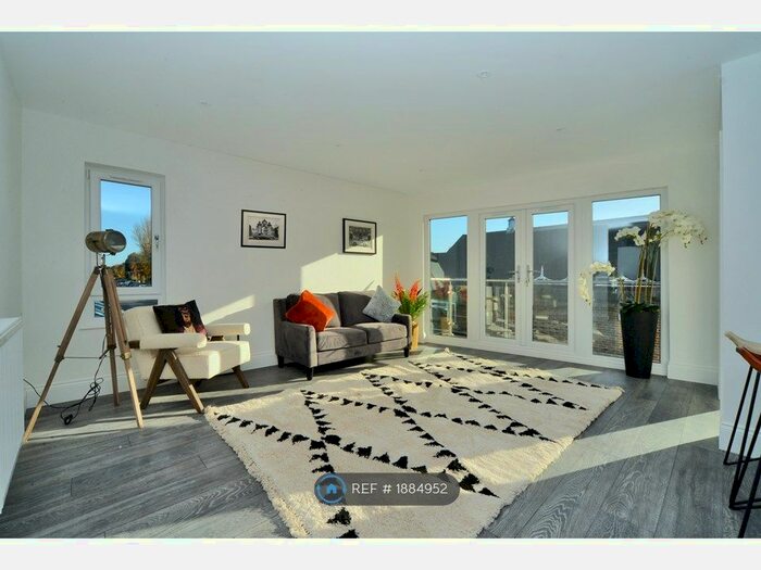 2 Bedroom Flat To Rent In Station Approach, West Byfleet, KT14