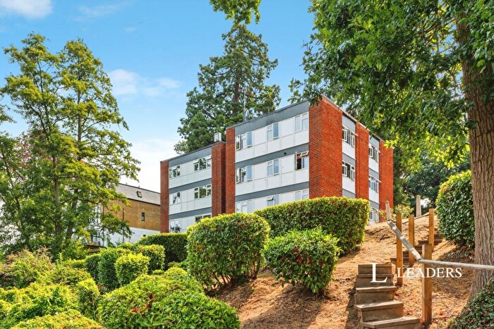 2 Bedroom Flat To Rent In Berkeley Court, KT13