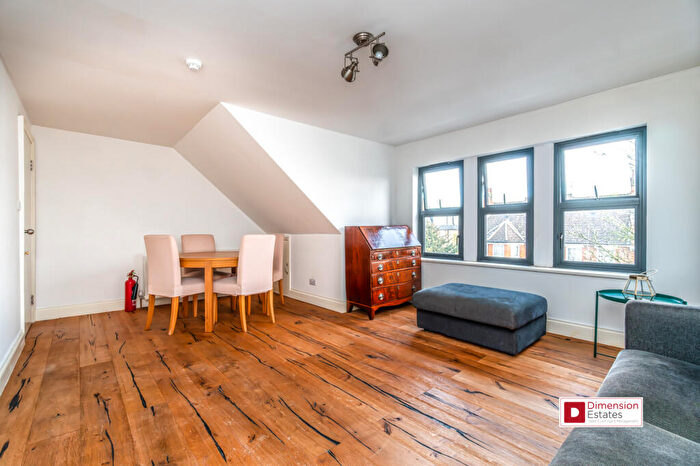 2 Bedroom Maisonette To Rent In Cranwich Road, Stoke Newington, Hackney, N16
