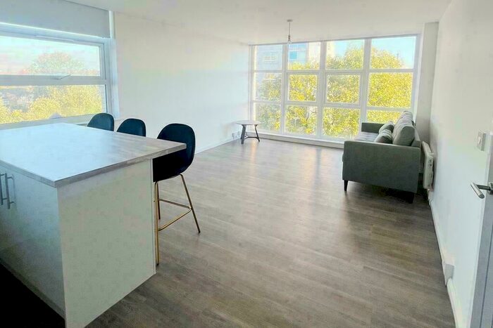 2 Bedroom Flat To Rent In Oldham Road, Manchester, Greater Manchester, M40