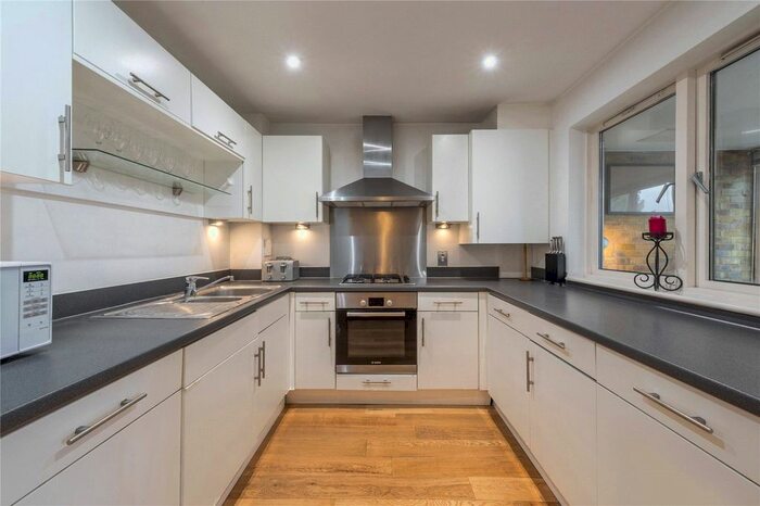 2 Bedroom Flat To Rent In St. Pauls Road, Canonbury, Islington, London, N1