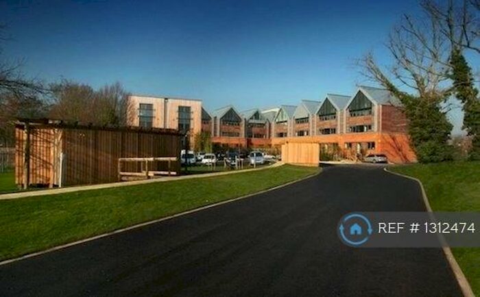 1 Bedroom Flat To Rent In Dunton House, Weybridge, KT13