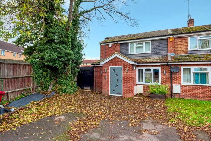 4 Bedroom Semi-Detached House To Rent In Slough, Langley, SL3