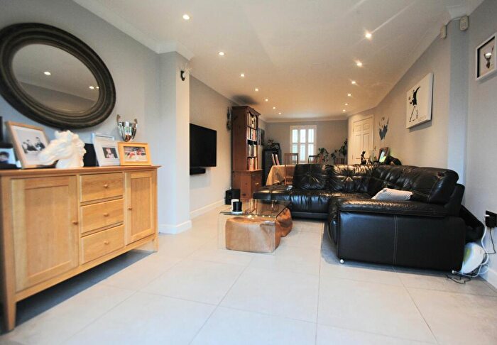 6 Bedroom Detached House For Sale In Carew Close, Grays, RM16