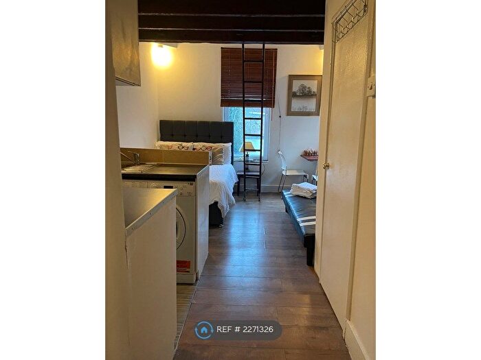 Studio To Rent In Ballards Lane, London, N3