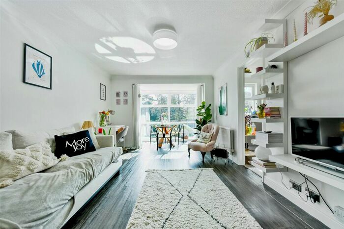 1 Bedroom Apartment To Rent In Fountain Gardens, Windsor, Berkshire, SL4