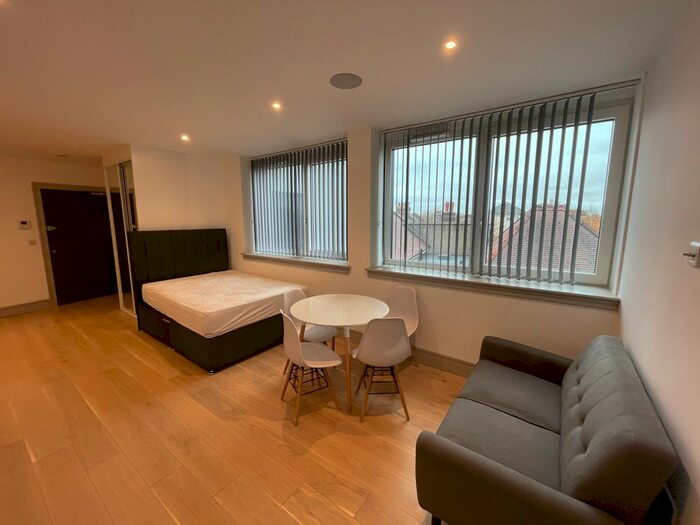 Studio To Rent In High Road, London N12