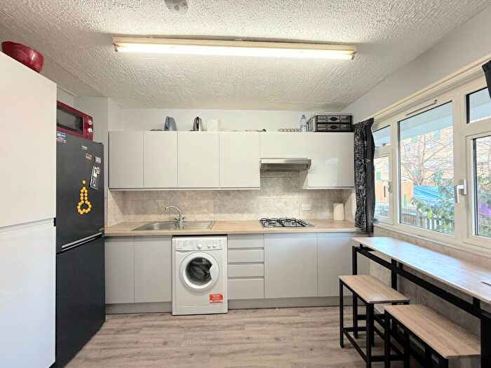 3 Bedroom Ground Maisonette To Rent In Mace Street, Bethnal Green, E2