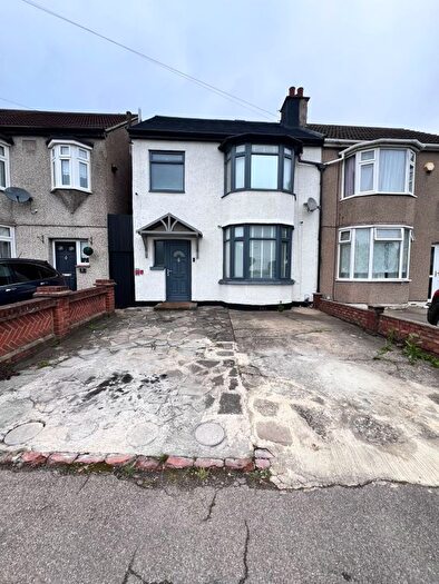 3 Bedroom Semi-detached House To Rent In Romford, RM5