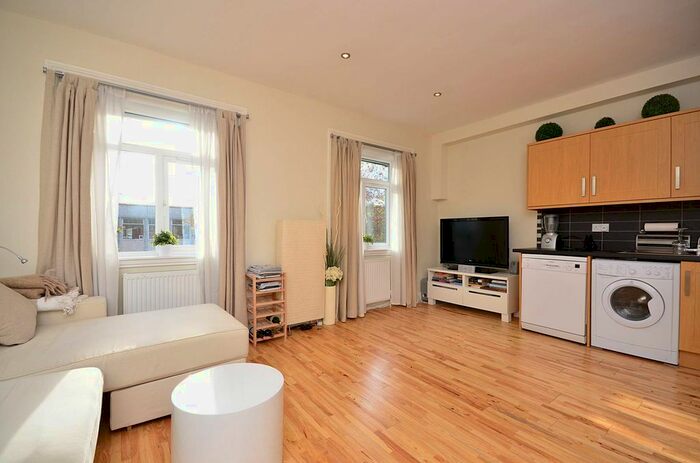 3 Bedroom Flat To Rent In Chiswick High Road, Chiswick, London, W4