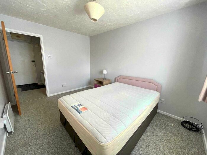 1 Bedroom Flat To Rent In Frobisher Road, Erith, DA8