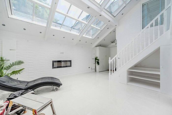 3 Bedroom Flat To Rent In Gunter Grove, Chelsea, London, SW10