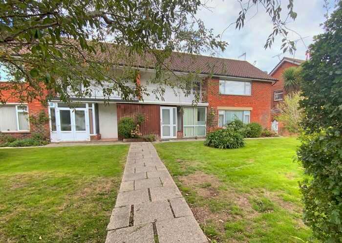 2 Bedroom Flat To Rent In Chatsmore Crescent, Goring-By-Sea, Worthing, BN12