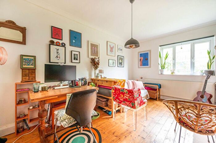 1 Bedroom Flat To Rent In Shacklewell Road, Shacklewell, London, N16