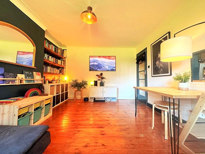 2 Bedroom Flat For Sale In Furze Hil, Hove, BN3