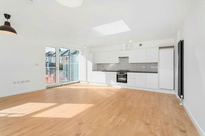 3 Bedroom Flat To Rent In Fulham Palace Road, Fulham, London, SW6