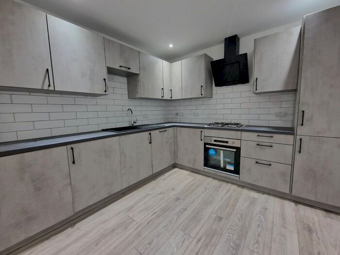 2 Bedroom Flat To Rent In Carlton House, Dunstable, Bedfordshire, LU6