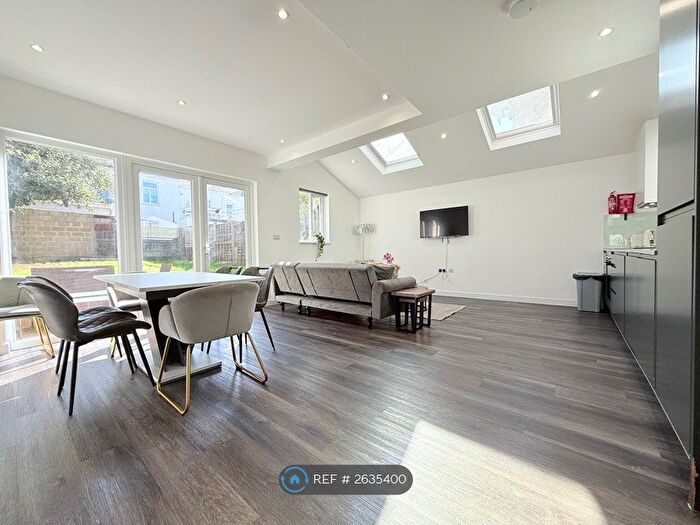 3 Bedroom Flat To Rent In Mount Road, London, NW4