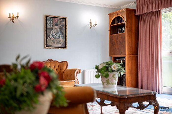 3 Bedroom Apartment For Sale In Spacious Apartment At Sommerville Court, Park Lane, Salford, M7