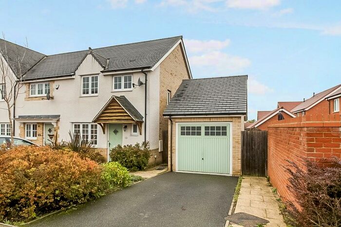 3 Bedroom Semi-Detached House To Rent In Radland Close, St. Neots, Cambridgeshire, PE19