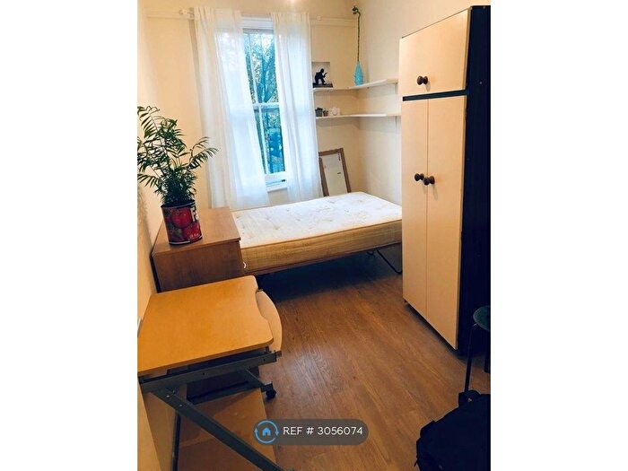 5 Bedroom Flat To Rent In Eric Street, London, E3