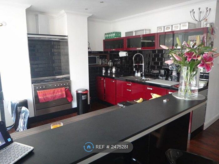 2 Bedroom Flat To Rent In St. Helens Road, Westcliff-On-Sea, SS0