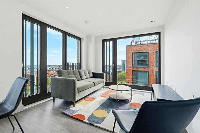 2 Bedroom Apartment To Rent In Cardigan Wharf, Glasswater Locks, B4