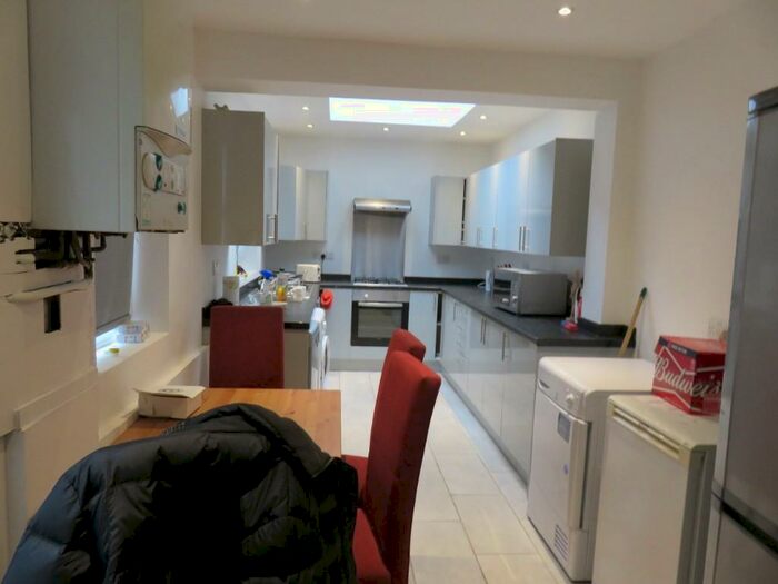 5 Bedroom Semi-Detached House To Rent In Balfour Road, Nottingham, NG7