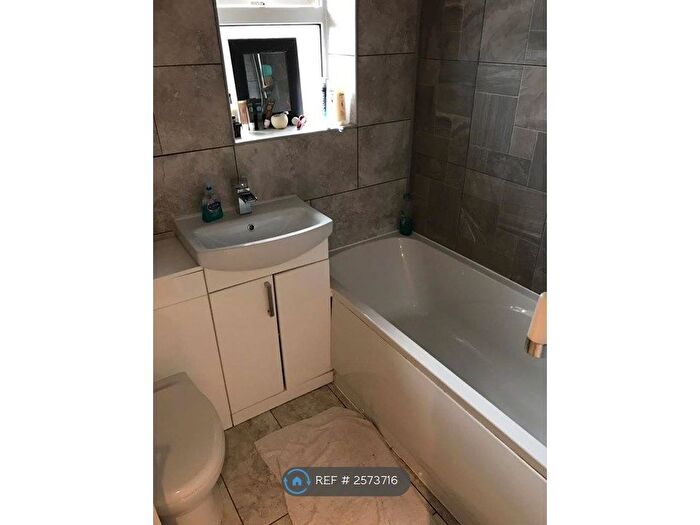 2 Bedroom Flat To Rent In Albany Court, Stapleford, Nottingham, NG9