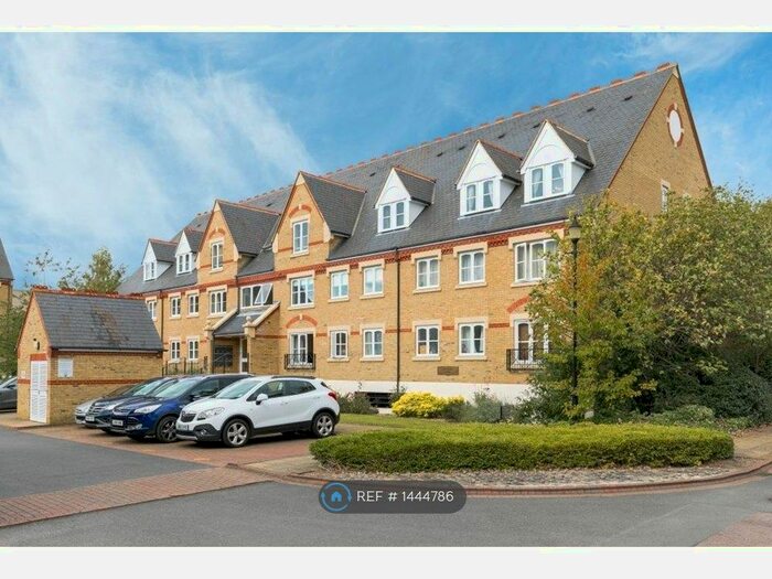 2 Bedroom Flat To Rent In Wellington House, Watford, WD24