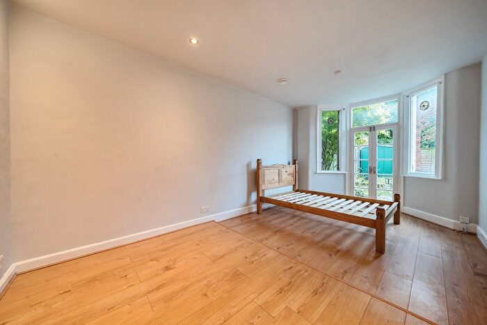 Studio To Rent In Langham Road, London, N15