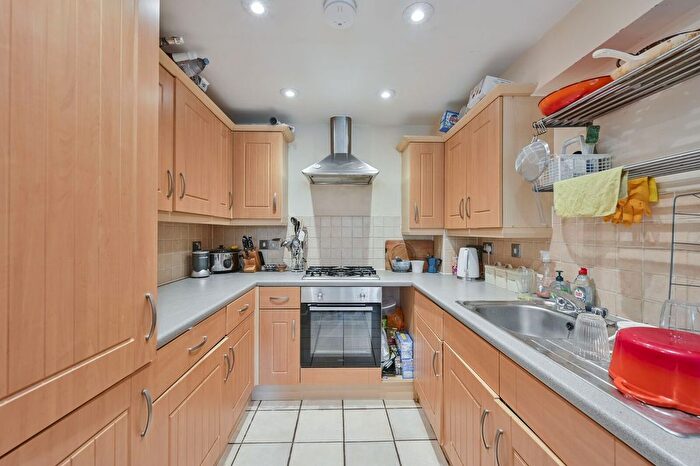 2 Bedroom Flat To Rent In Queens Drive, Finsbury Park, London, N4