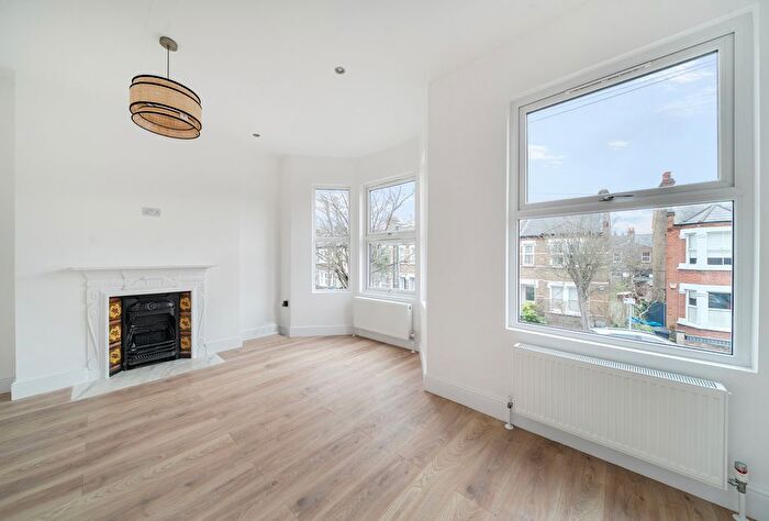 3 Bedroom Flat To Rent In Ridley Road, London, SW19